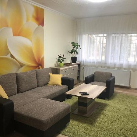 Galeria Deluxe Apartman Мезёкёвешд Экстерьер фото