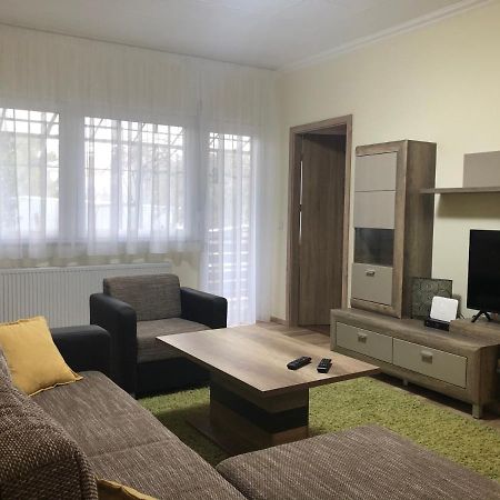 Galeria Deluxe Apartman Мезёкёвешд Экстерьер фото