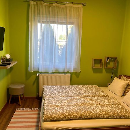Galeria Deluxe Apartman Мезёкёвешд Экстерьер фото