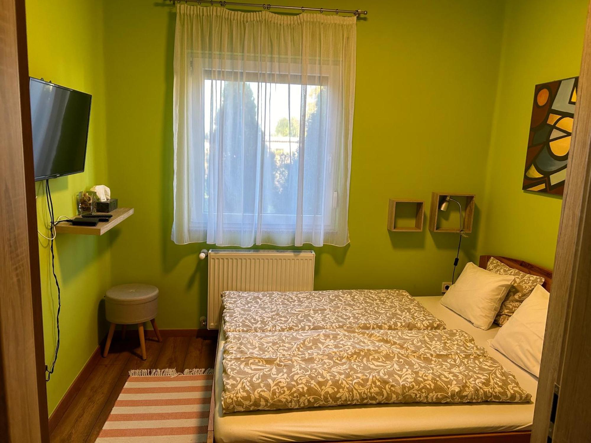 Galeria Deluxe Apartman Мезёкёвешд Экстерьер фото